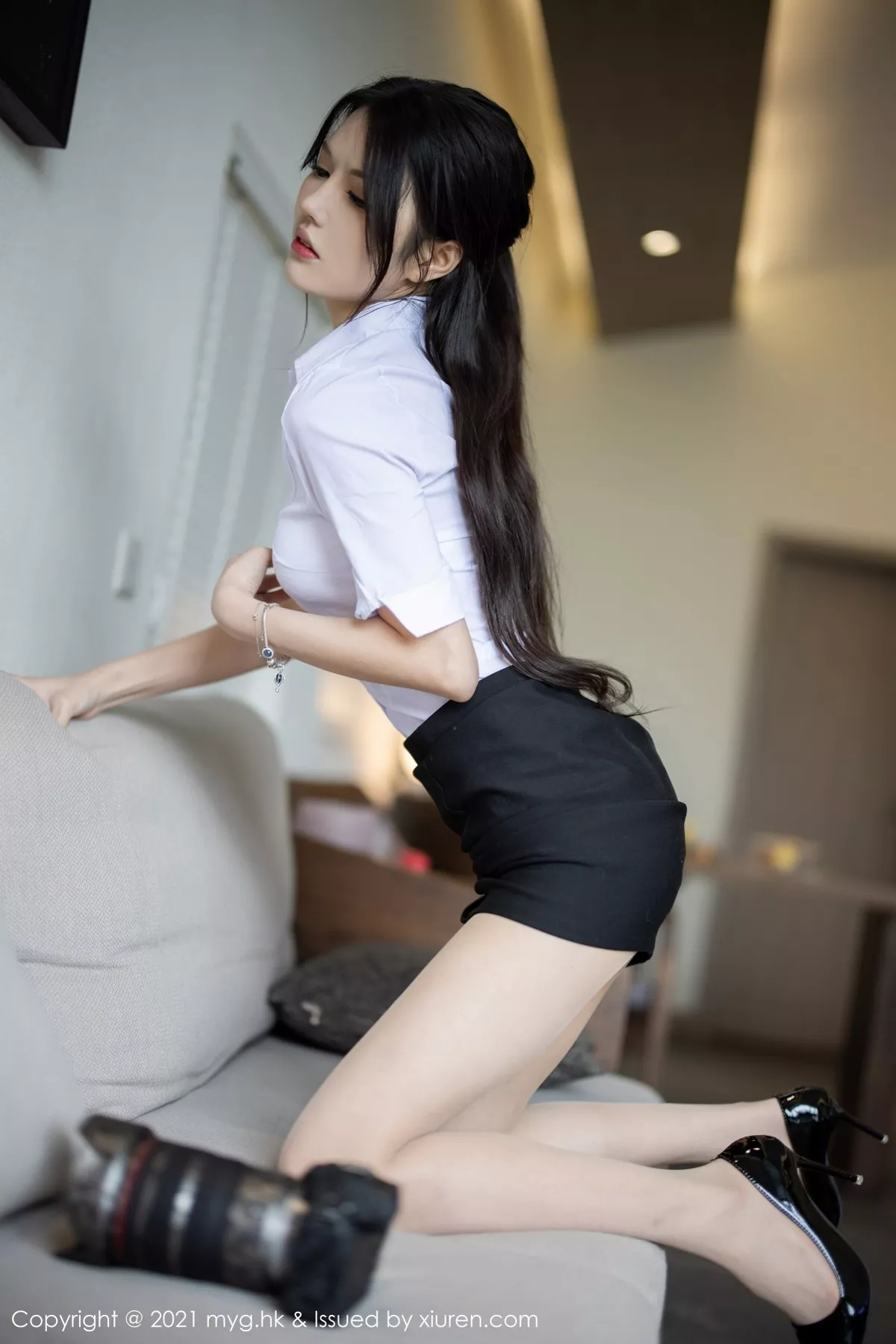 秀人集.com_[MyGirl美媛馆]Vol.572_新人模特媛媛酱belle杭州旅拍白衬衫配黑短裙半撩秀美腿诱惑写真87P